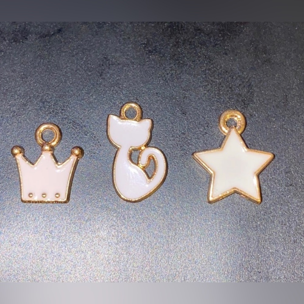 3x Cat, Crown & Star Pendant plated gold 1.7 grams 1cm wide and a 2cm long good